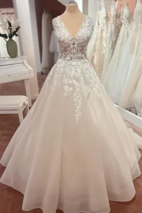 Beautiful Long A-Line Appliques Lace Tulle Wedding Dress