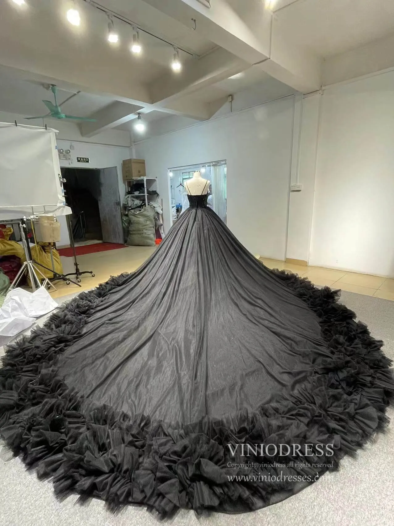 Black Ruffle Ball Gown Wedding Dresses Spaghetti Strap V-neck 222197