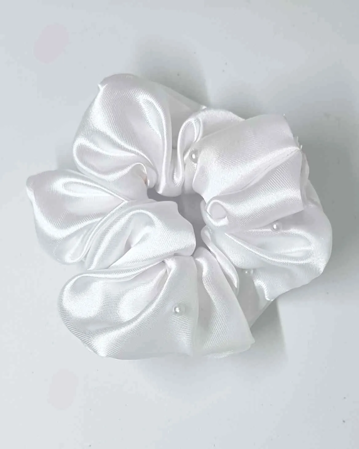 Scrunchie Glam Satin Perlas Blanco